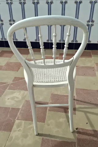 Mesa y silla blanca estilo vintage para restaurar.