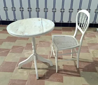 Mesa y silla blanca estilo vintage para restaurar.