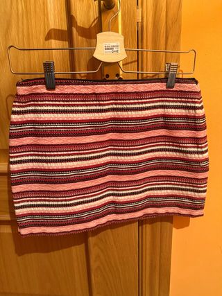 Falda de rayas rosas y rojas