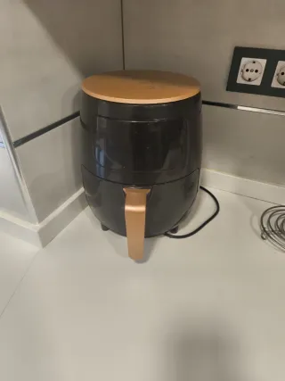 Freidora de aire negra y cobre