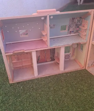 Casa de muñecas de madera