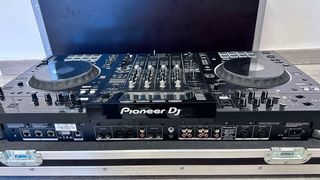 Pioneer XDJ-XZ DJ Controller con Flight case