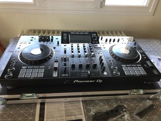 Pioneer XDJ-XZ DJ Controller con Flight case