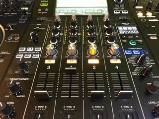 Pioneer XDJ-XZ DJ Controller con Flight case