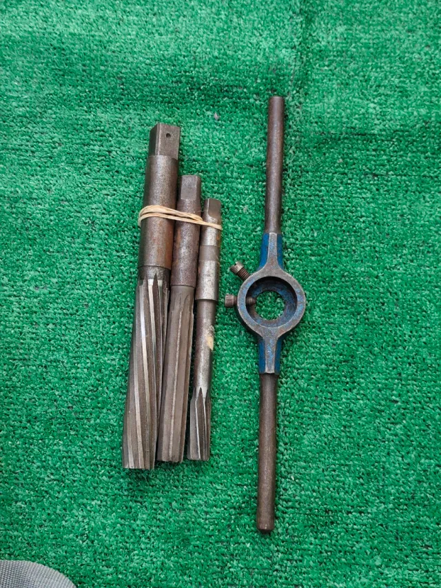 Lote de 3 escariadores y un Portaterrajas