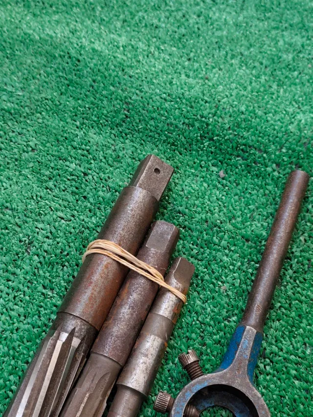 Lote de 3 escariadores y un Portaterrajas