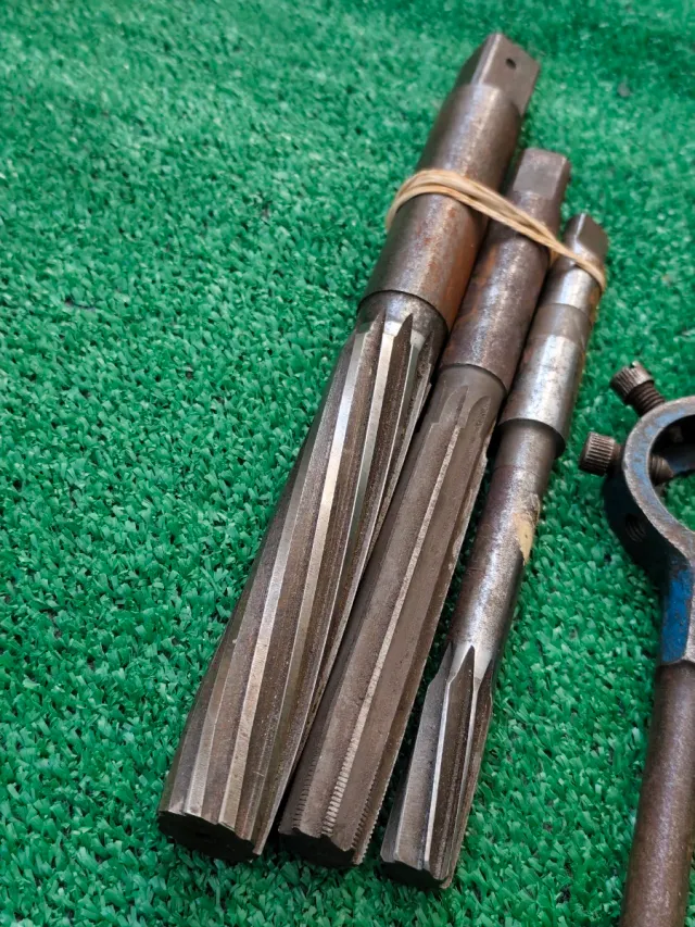 Lote de 3 escariadores y un Portaterrajas