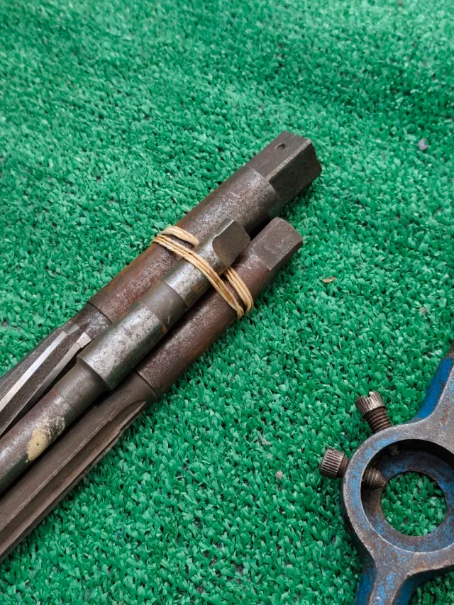 Lote de 3 escariadores y un Portaterrajas