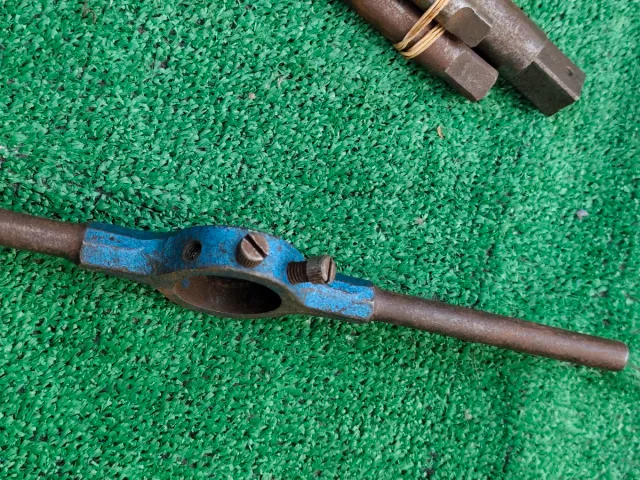 Lote de 3 escariadores y un Portaterrajas