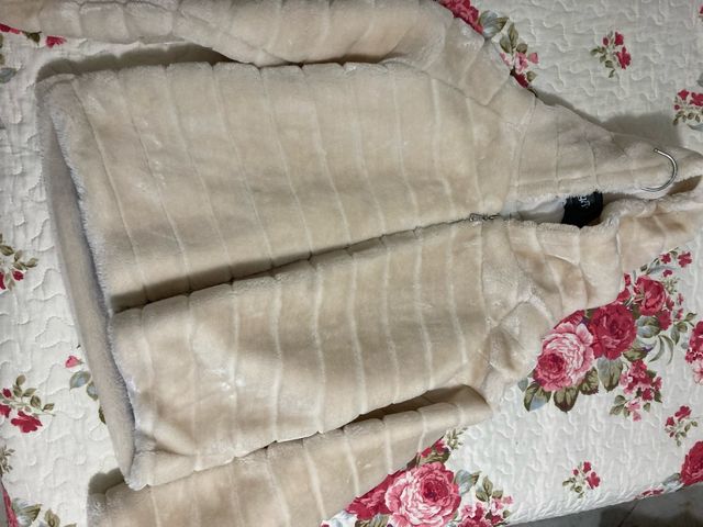 Cappotto beige in pelliccia sintetica