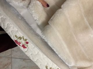 Cappotto beige in pelliccia sintetica