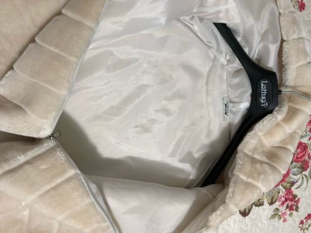 Cappotto beige in pelliccia sintetica