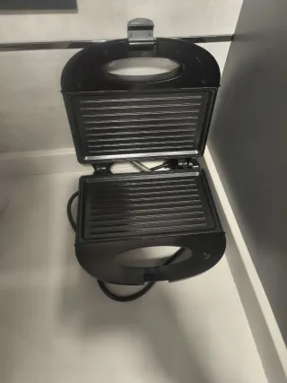 Sandwichera Eléctrica Negra