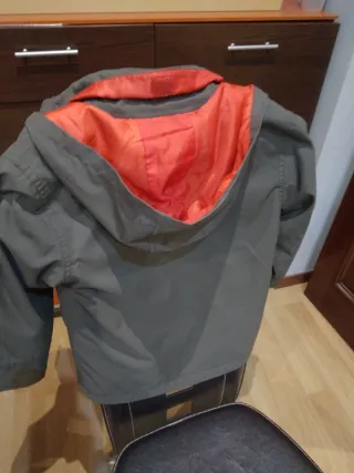 Chaqueta parka verde y roja