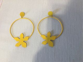 Pendientes aro metálicos flor amarillos
