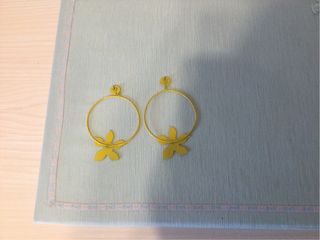 Pendientes aro metálicos flor amarillos