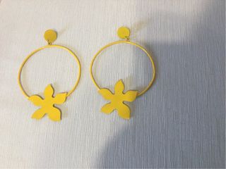 Pendientes aro metálicos flor amarillos