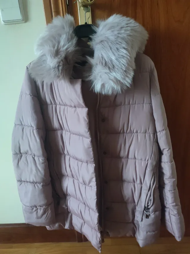 Abrigo acolchado rosa con cuello de pelo