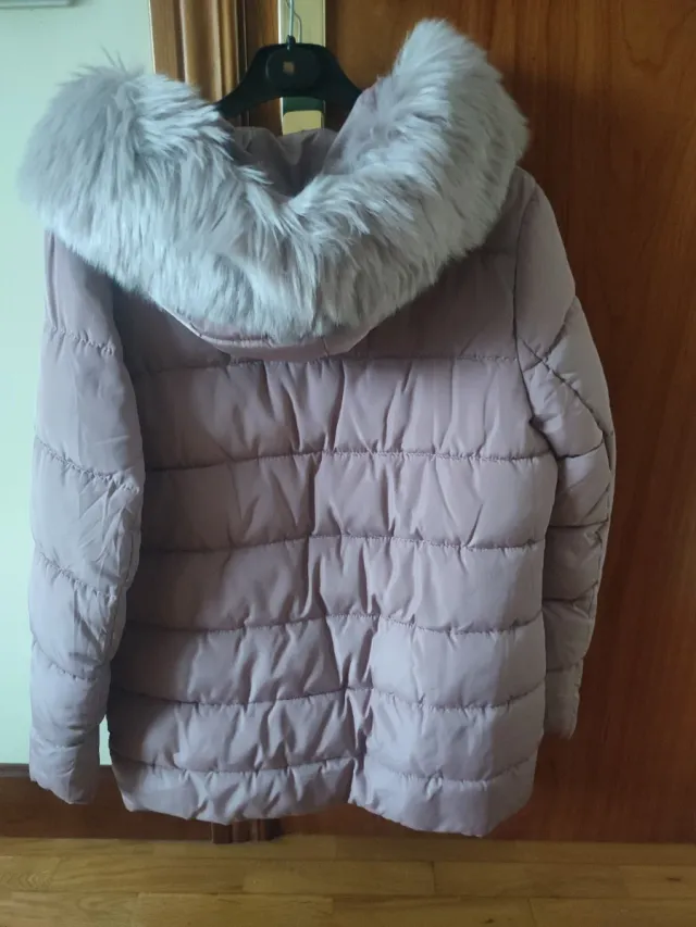 Abrigo acolchado rosa con cuello de pelo