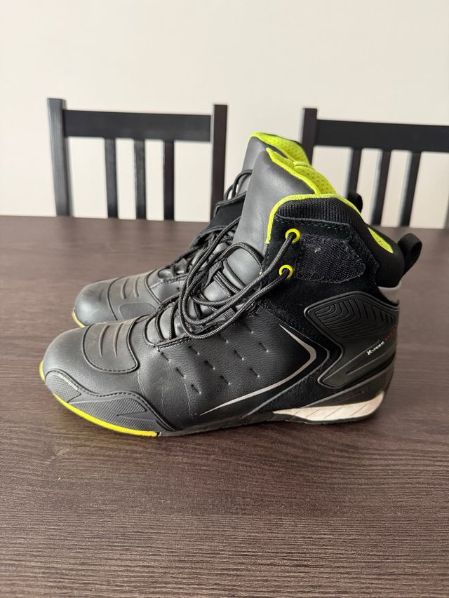 Botas de Moto Negras con Detalles Flúor