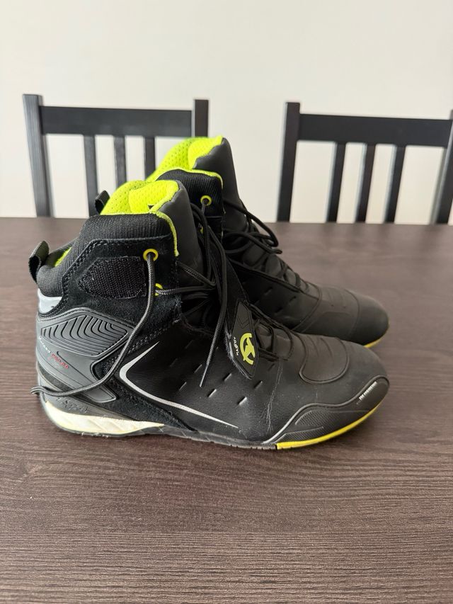 Botas de Moto Negras con Detalles Flúor