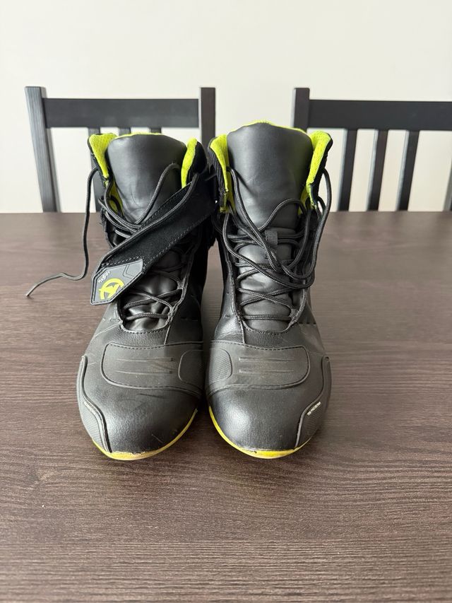 Botas de Moto Negras con Detalles Flúor