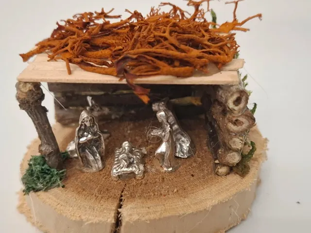 Mini presepe artigianale su base in legno