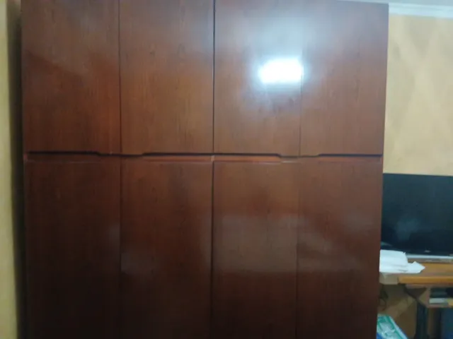 Armario de madera marrón