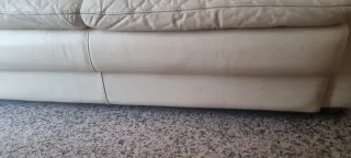 Sofá de piel beige/blanco,