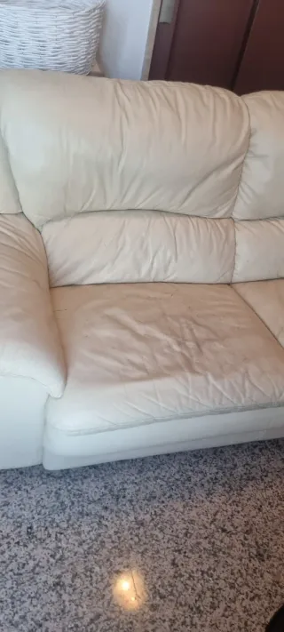 Sofá de piel beige/blanco,