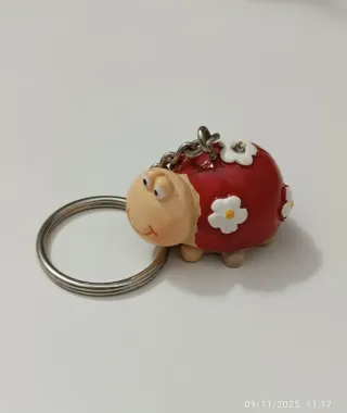 Portachiavi coccinella rossa con fiori