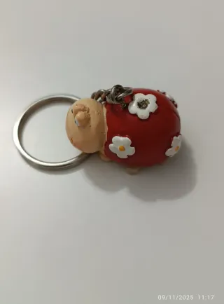 Portachiavi coccinella rossa con fiori