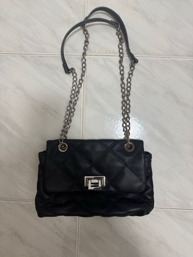 Borsa nera trapuntata con tracolla a catena