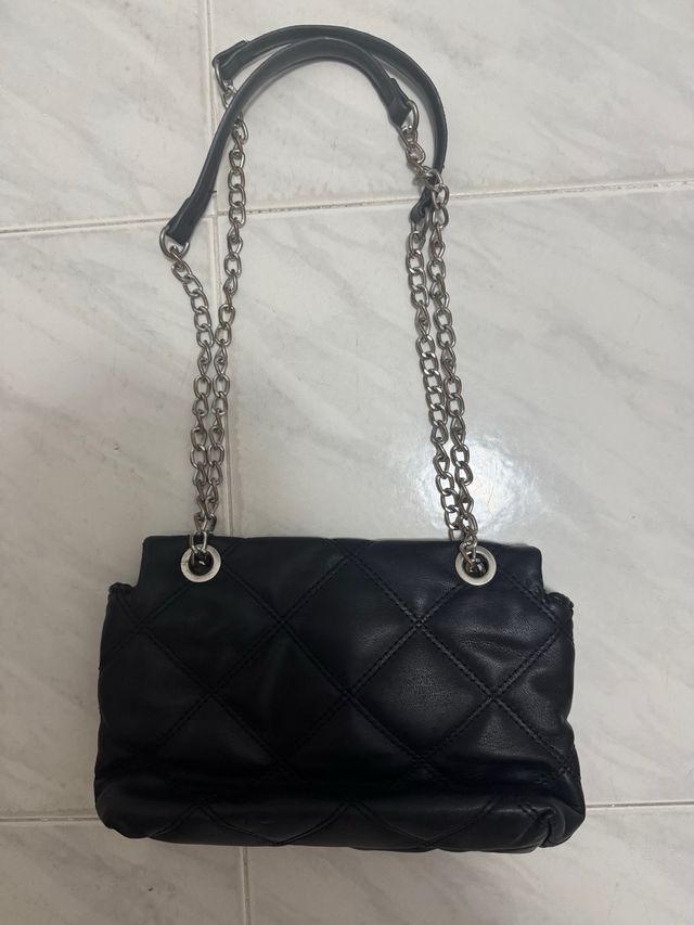 Borsa nera trapuntata con tracolla a catena