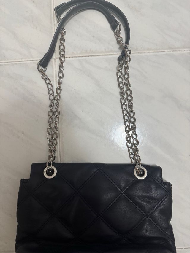 Borsa nera trapuntata con tracolla a catena