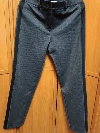 Pantalón de vestir gris con raya lateral