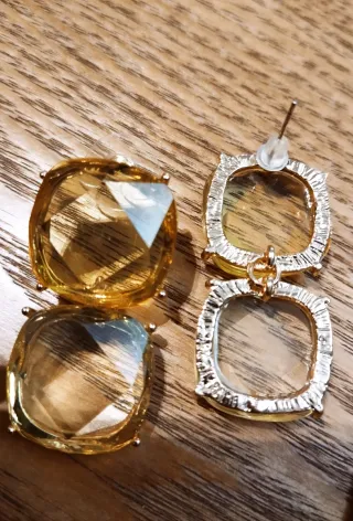 Orecchini pendenti con pietra gialla