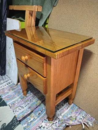 Mesita de noche madera pino con cristal.