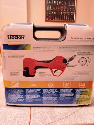 3 baterias y el cargador de tijeras de podar