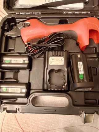 3 baterias y el cargador de tijeras de podar