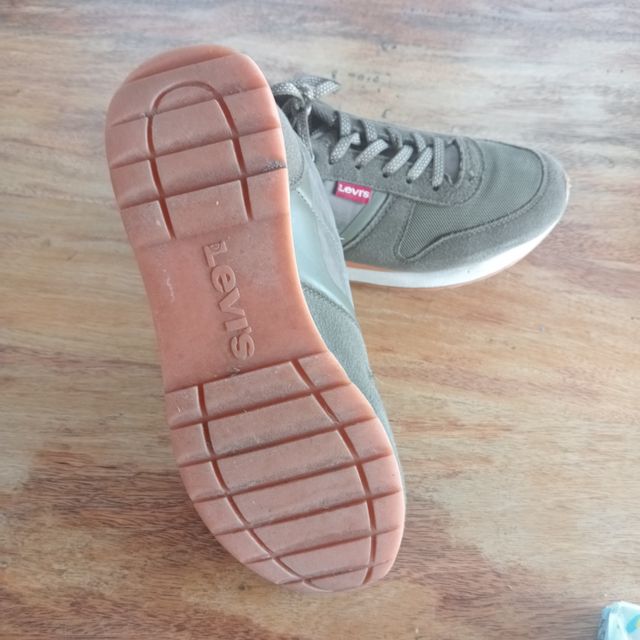 Zapatillas Levi's niño talla 37.