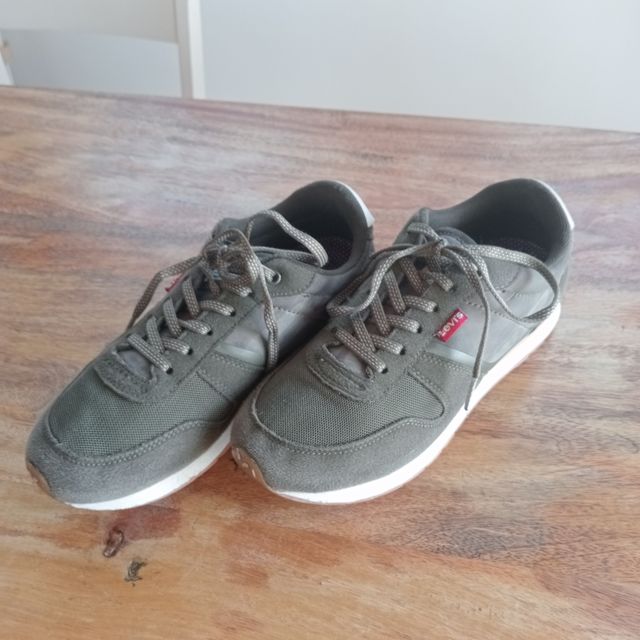 Zapatillas Levi's niño talla 37.