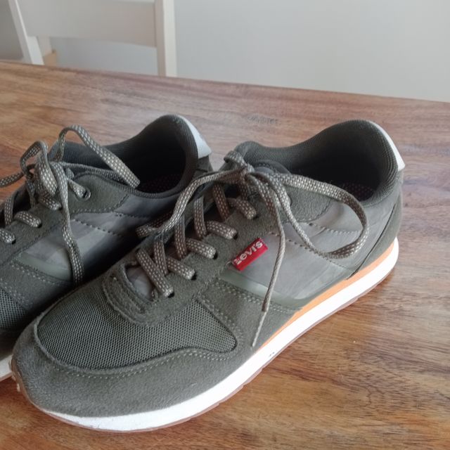 Zapatillas Levi's niño talla 37.
