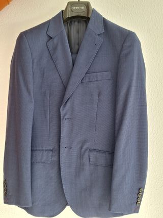 Traje de chaqueta color azul. Corte juvenil