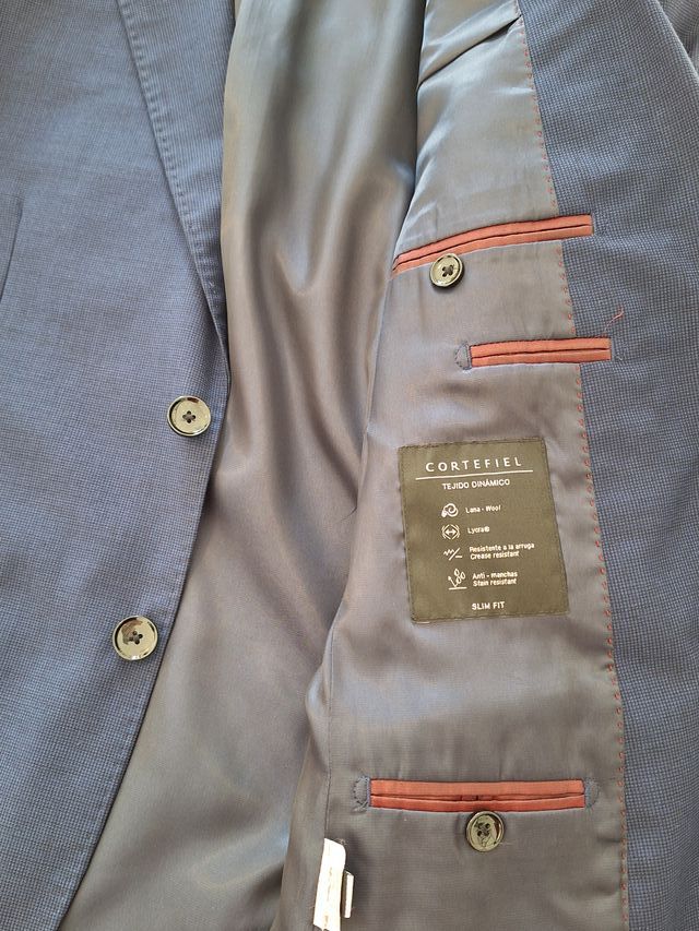 Traje de chaqueta color azul. Corte juvenil