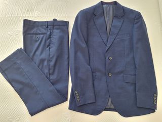 Traje de chaqueta color azul. Corte juvenil