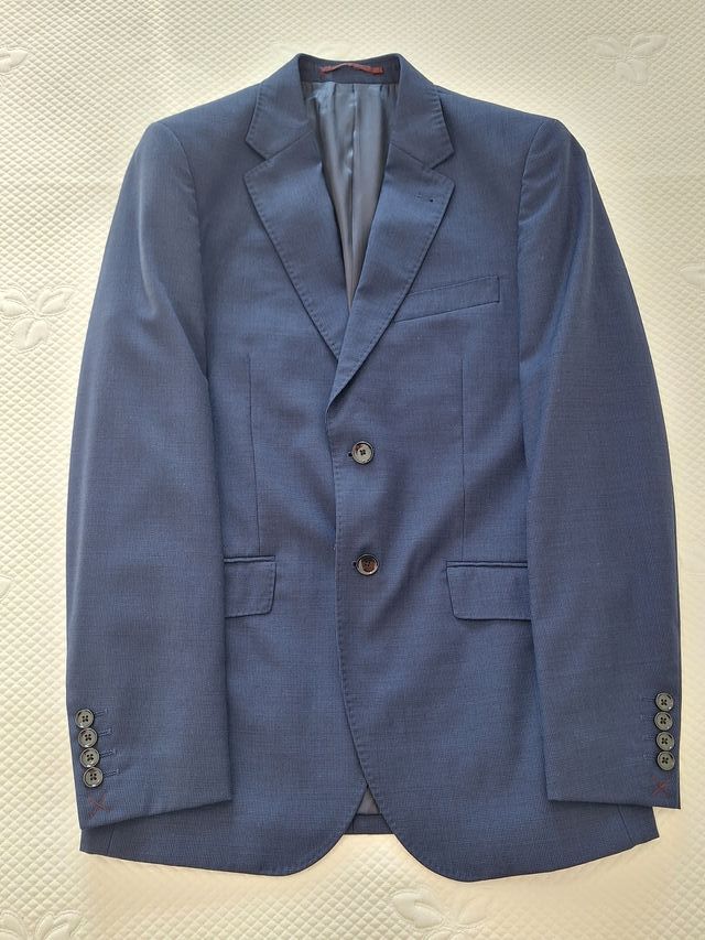 Traje de chaqueta color azul. Corte juvenil