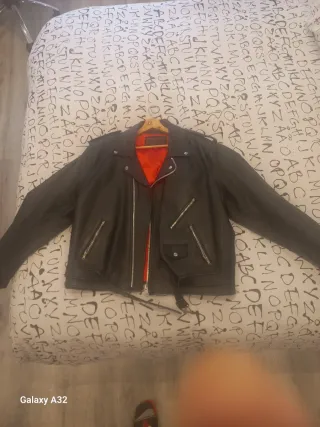 Chaqueta de piel negra con forro rojo