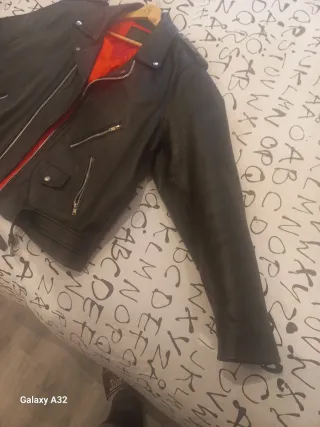 Chaqueta de piel negra con forro rojo