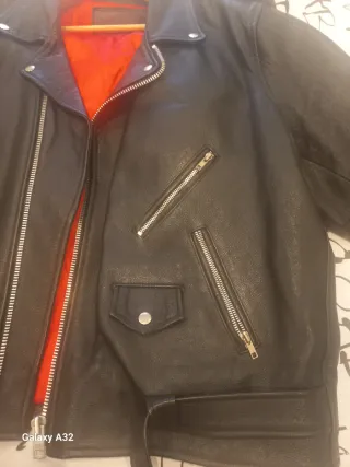 Chaqueta de piel negra con forro rojo